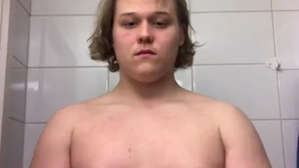 Un estudiante de 17 años fue acosado por tener sobrepeso y su increíble transformación física se ha vuelto viral en las redes