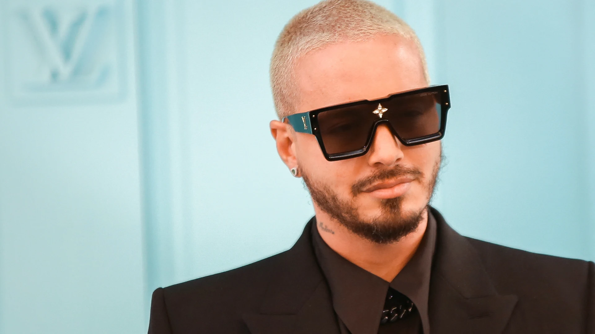 J Balvin en la Paris Fashion Week J Balvin en la Paris Fashion Week