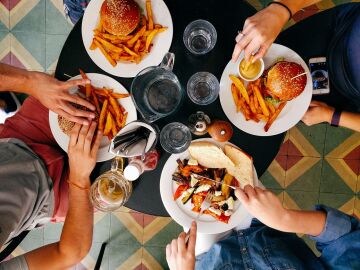 ¿A qué hora se cena en cada país de Europa? Las grandes diferencias entre España y el resto de países