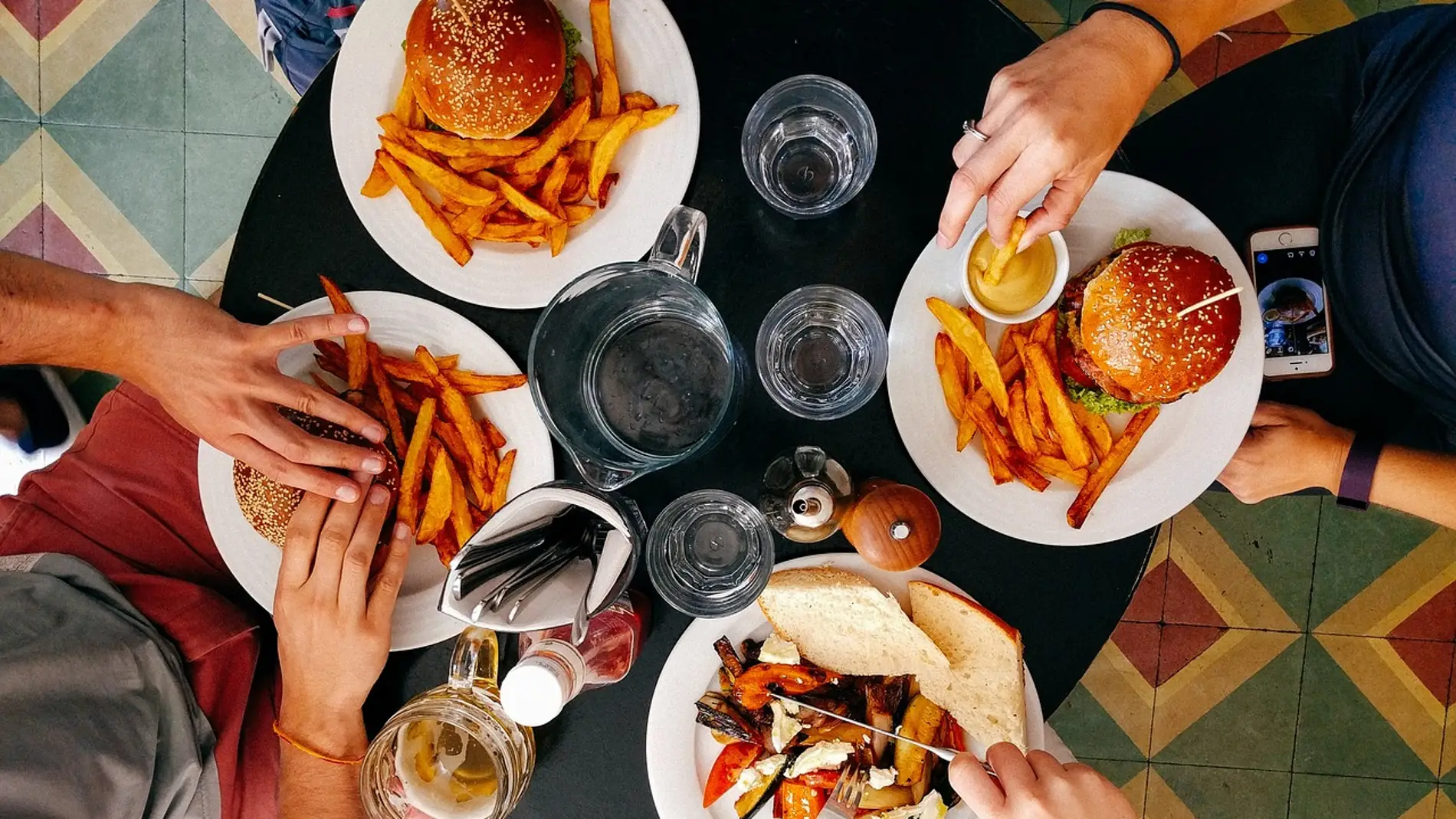 ¿A qué hora se cena en cada país de Europa? Las grandes diferencias entre España y el resto de países