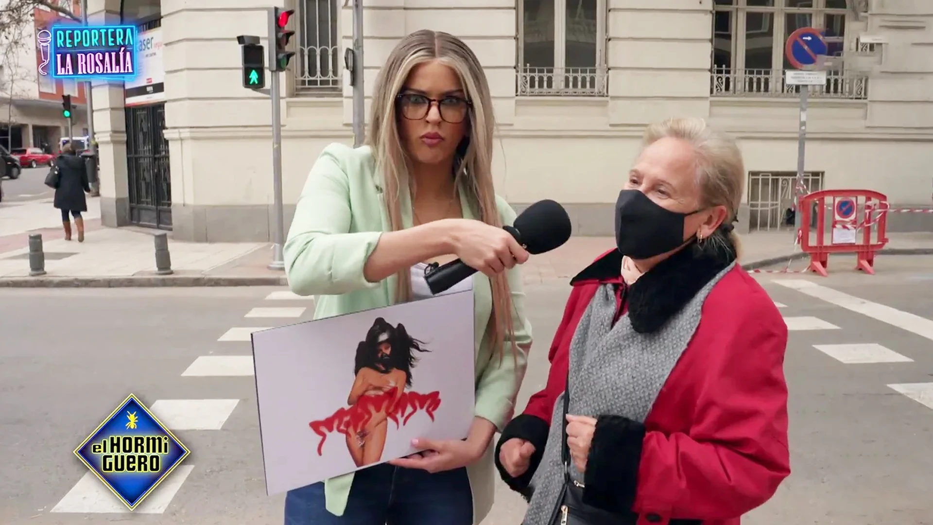 Rosal&iacute;a, reportera por un d&iacute;a, asume las cr&iacute;ticas en persona: "No soy su fan, del novio s&iacute;"