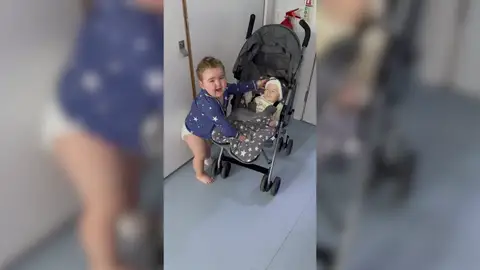 Una madre graba el emotivo momento en que su hijo se reunió con su hermana menor tras ser operado de un tumor Una madre graba el emotivo momento en que su hijo se reunió con su hermana menor tras ser operado de un tumor