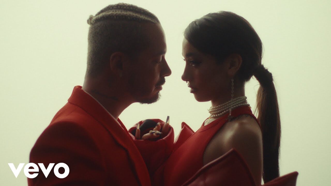 J Balvin y María Becerra, enormemente criticados por su actuación en los Grammy: "Una cosa es ser famoso y otra ser artista"
