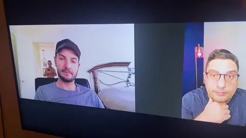 El incómodo descuido en el que un hombre se pasea desnudo por la casa mientras su esposo hace una videollamada El incómodo descuido en el que un hombre se pasea desnudo por la casa mientras su esposo hace una videollamada