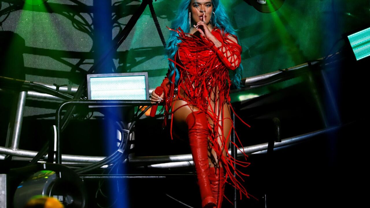 Karol G sacude Coachella con homenaje a Shakira incluido