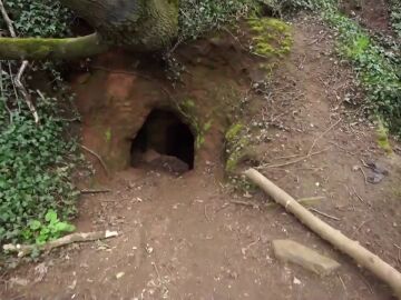 Unos exploradores entran en una madriguera y se encuentra con una cueva medieval de los templarios