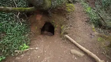 Unos exploradores entran en una madriguera y se encuentra con una cueva medieval de los templarios