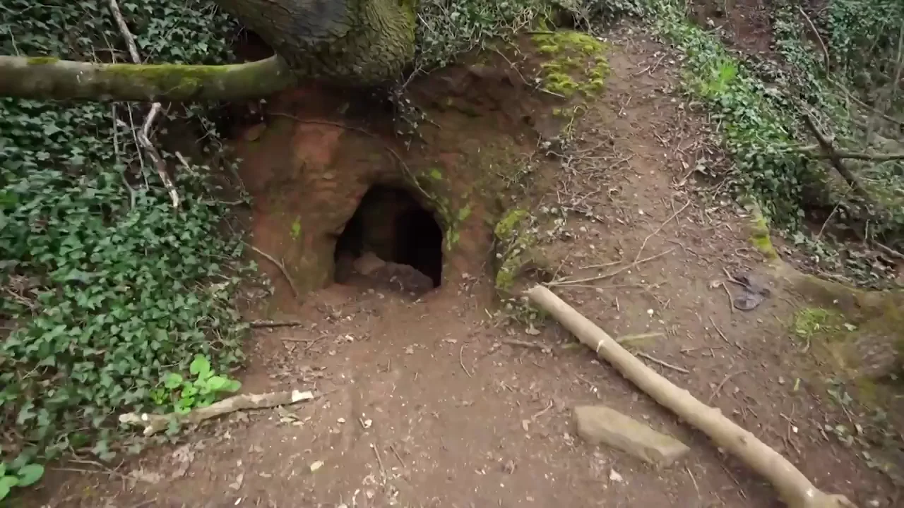 Unos exploradores entran en una madriguera y se encuentra con una cueva medieval de los templarios