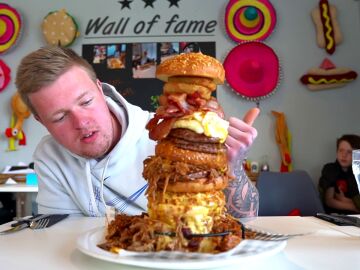Devora la hamburguesa más grandes que puedas imaginar en 13 minutos