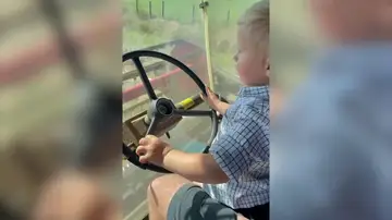 Niño conduciendo