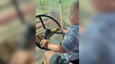 Niño conduciendo Niño conduciendo