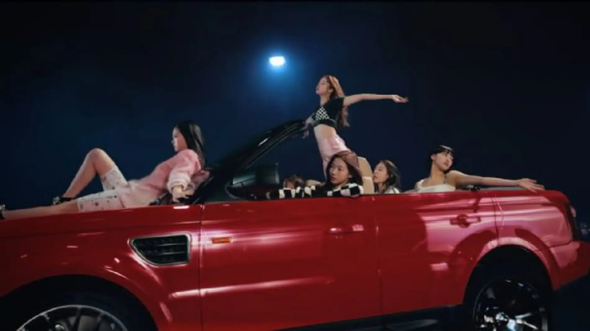Le Sserafim en su vídeo 'Fearless'.