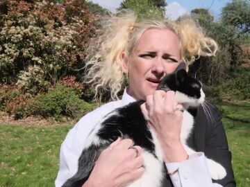 Lo nunca visto: Una mujer de Reino Unido se casa con su gata para evitar que la expulsen de un piso de alquiler