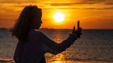 Por qué somos más guapos en el espejo que en las fotos: la explicación científica