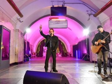 Bono y The Edge actúan por sorpresa en el metro de Kiev