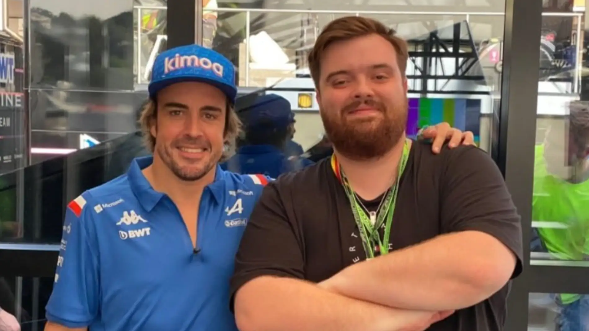 Fernando Alonso junto a Ibai Llanos, en Montmeló