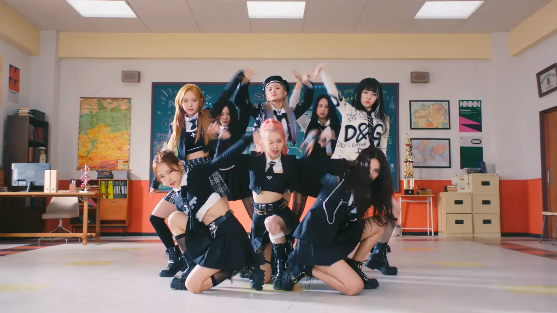 Lightsum en el vídeo de su comeback 'Alive'.