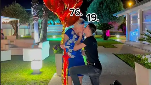 Un chico de 19 años pide matrimonio a su novia de 76 y escandaliza a los usuarios de TikTok Un chico de 19 años pide matrimonio a su novia de 76 y escandaliza a los usuarios de TikTok