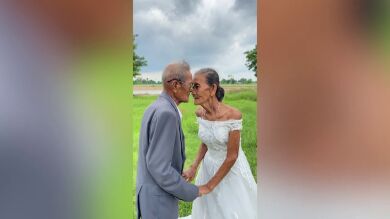 Una tierna pareja de ancianos por fin tiene las fotos de su boda ¡65 años después!