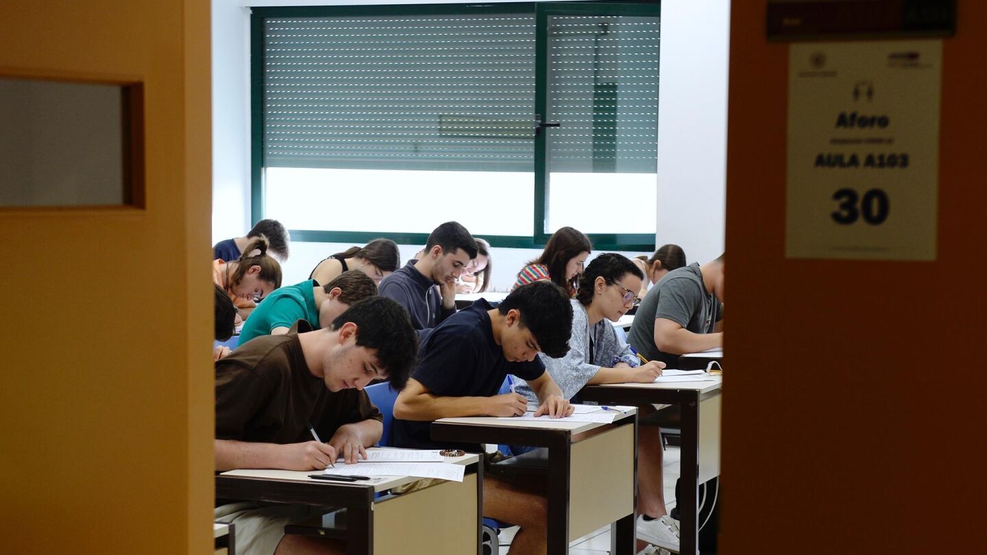 Alumnos en el examen de la EBAU 2022
