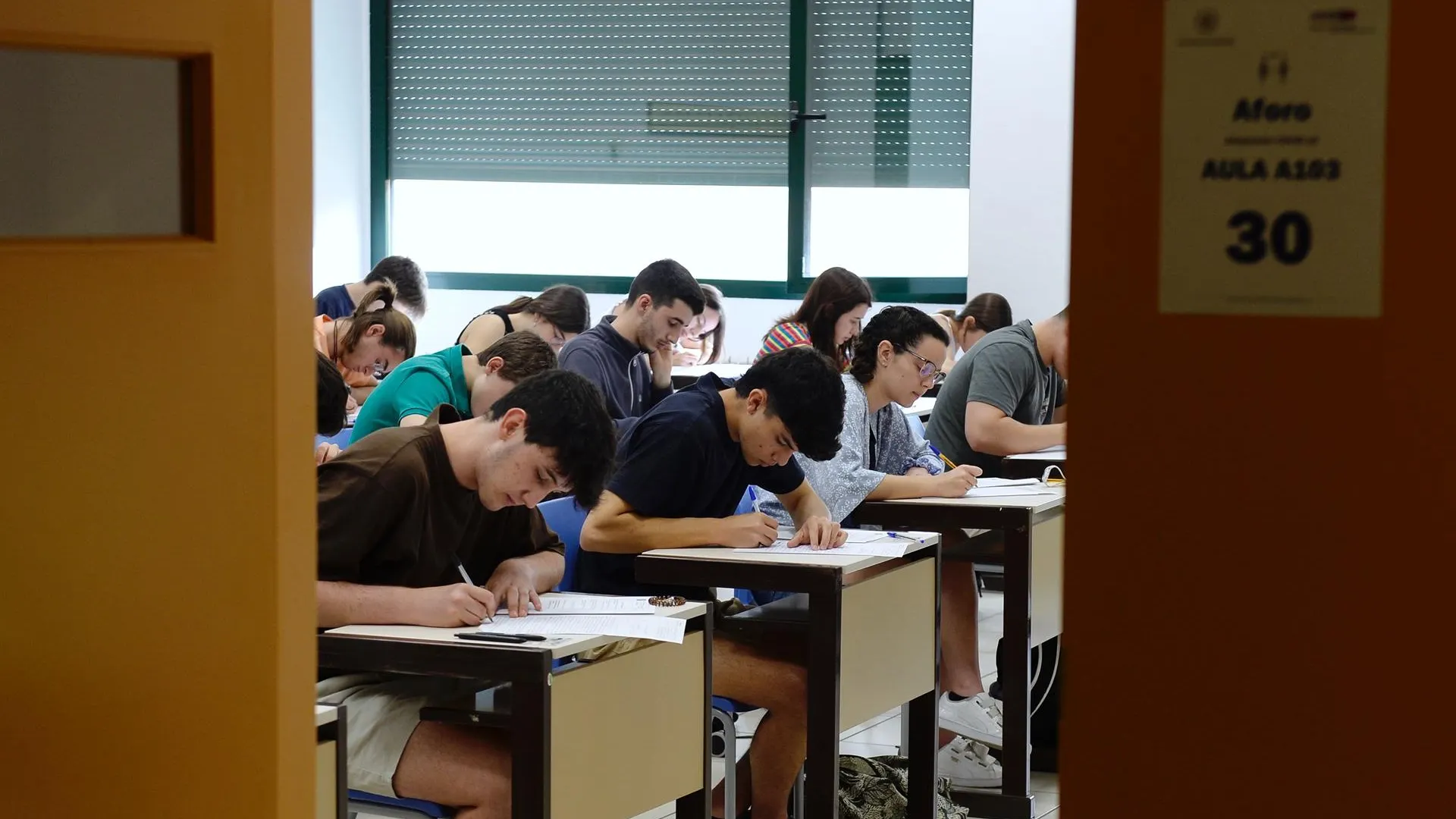 Alumnos en el examen de la EBAU 2022