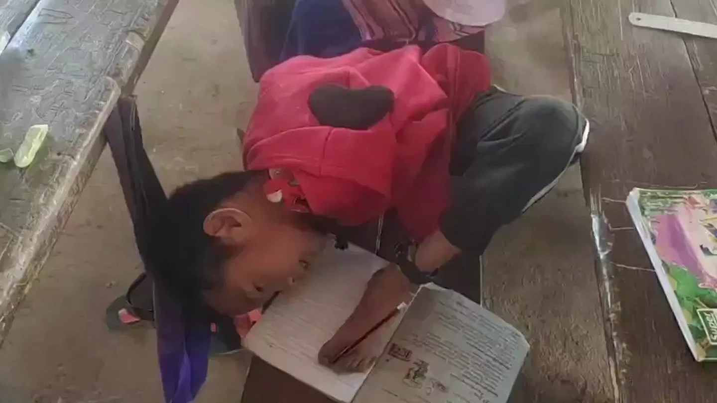 La historia del niño sin brazos de Myanmar La historia del niño sin brazos de Myanmar