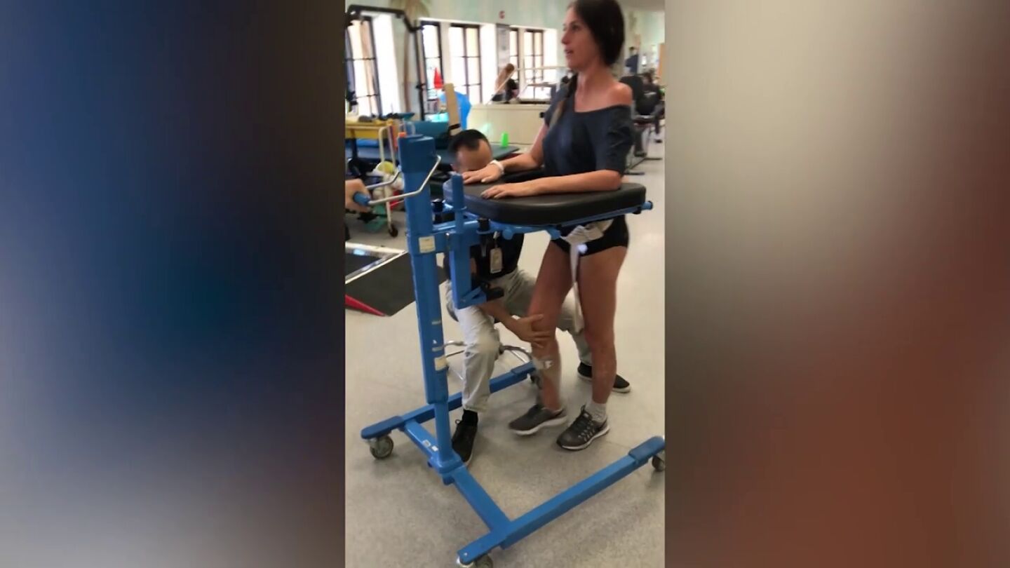 La mujer haciendo rehabilitaci&oacute;n 