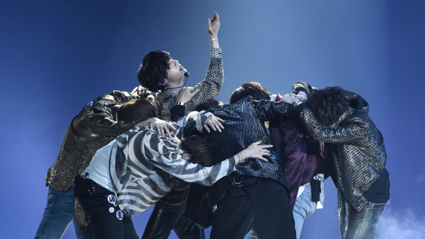 Desfilar ya saben los de BTS, eso seguro