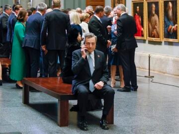 El primer ministro italiano, Mario Draghi, habla por teléfono a su llegada al Museo del Prado