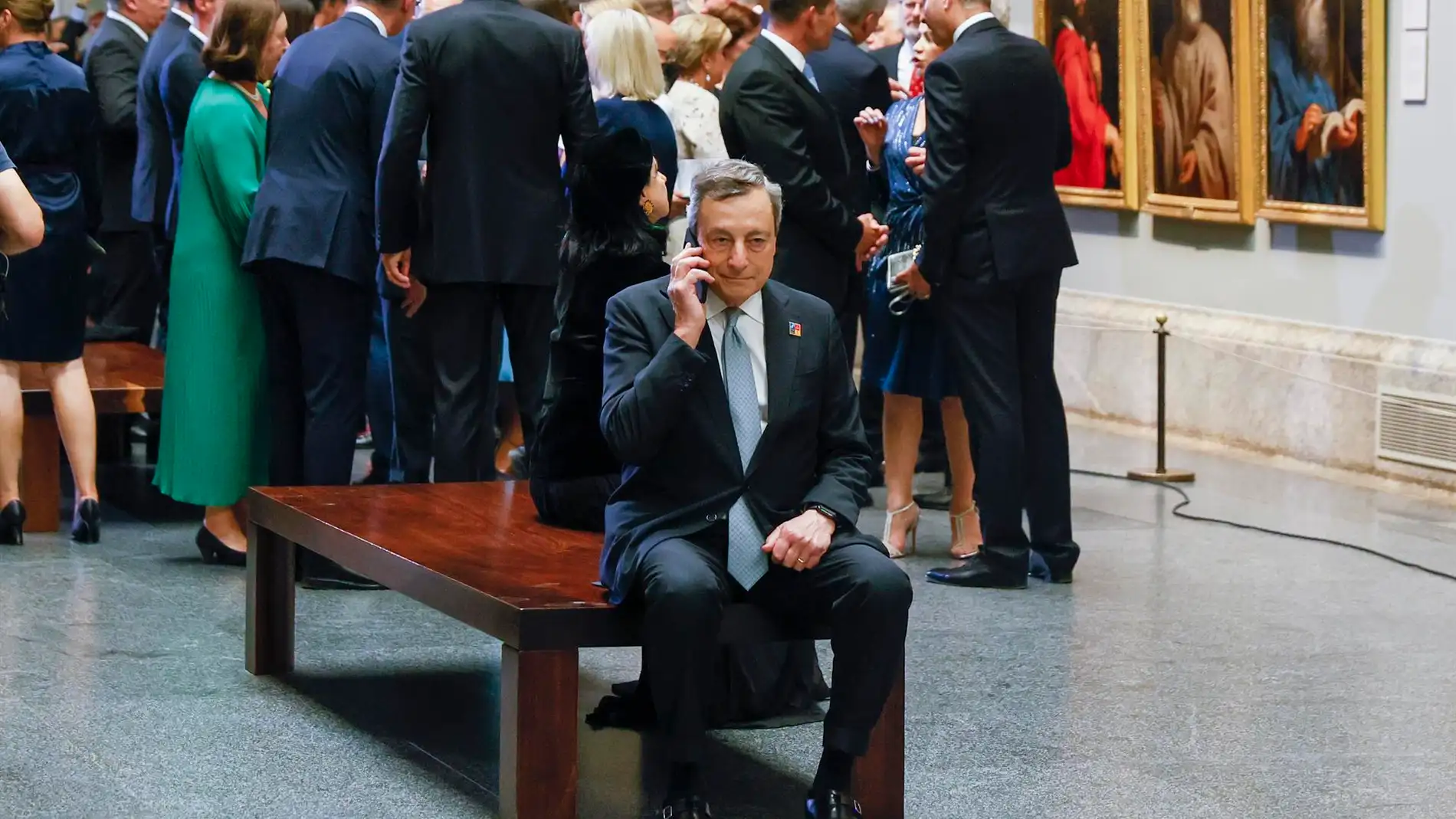 El primer ministro italiano, Mario Draghi, habla por teléfono a su llegada al Museo del Prado