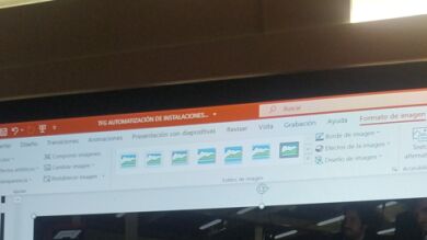 Muestra la diapositiva que quiere poner en la exposición de su TFG y Twitter le anima con la loca idea