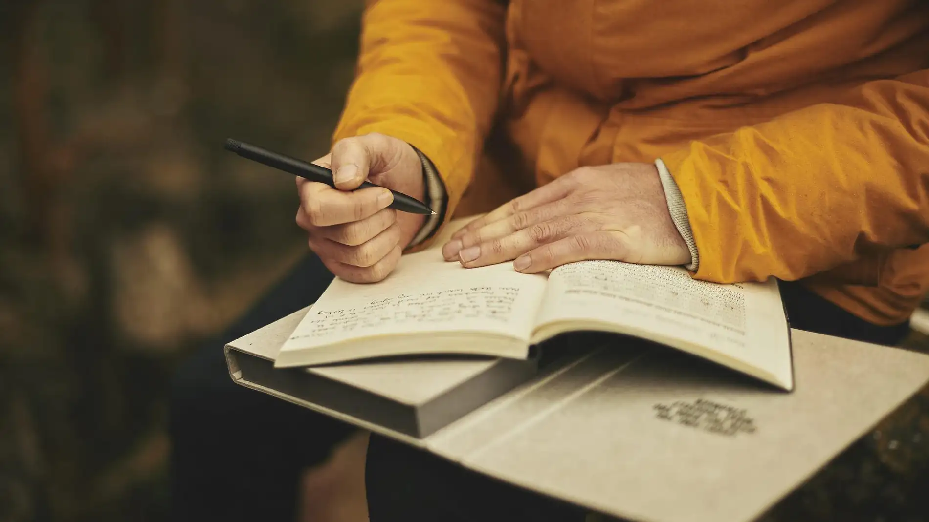 Una persona escribiendo.