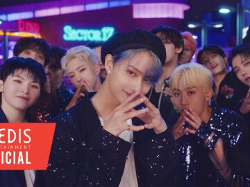 Seventeen en el videoclip de '_World'.