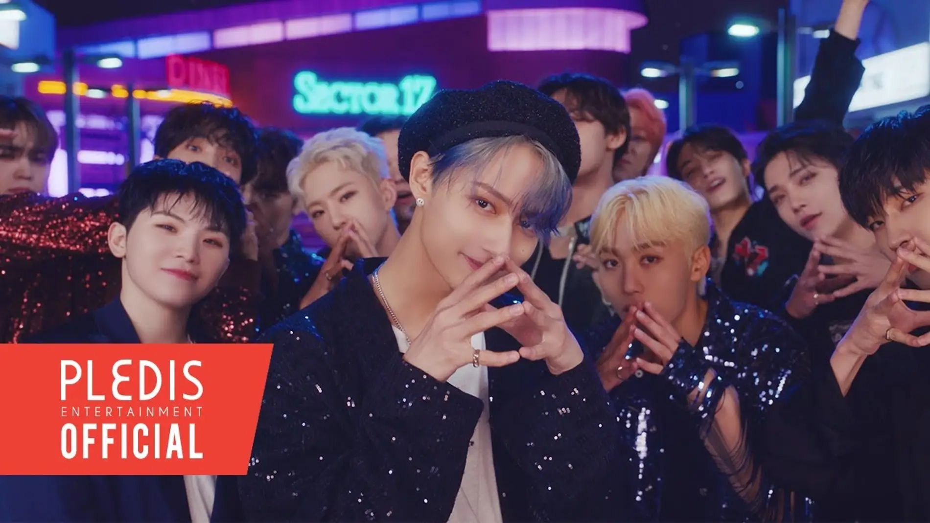 Seventeen en el videoclip de '_World'.