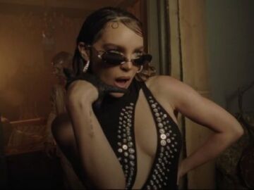 Belinda en el videoclip 'Las 12'.