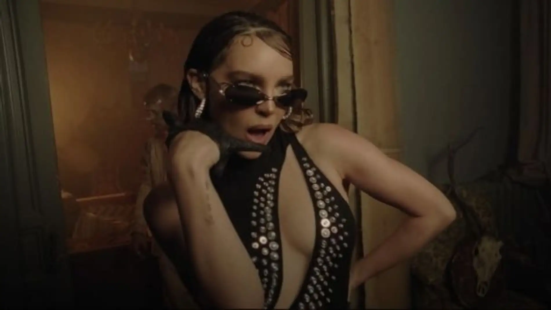 Belinda en el videoclip 'Las 12'.
