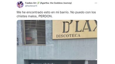 La sorprendente persiana de una discoteca de Barcelona con el peor chiste que te puedas imaginar