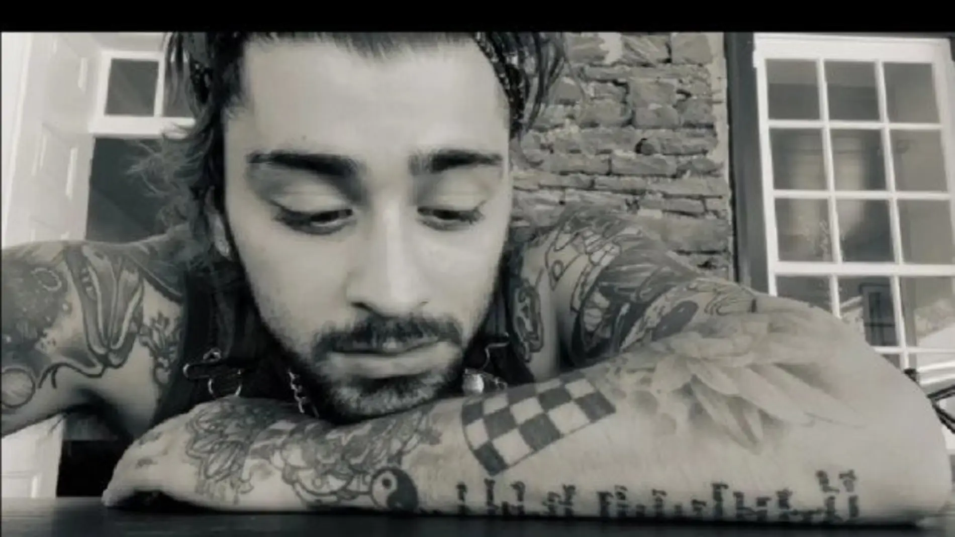 Zayn Malik cantando 'Night Changes'.