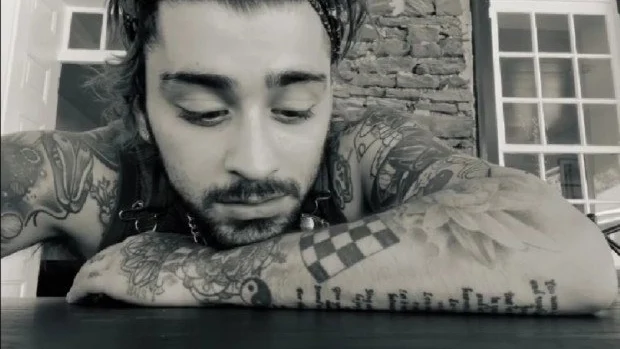 Zayn Malik cantando 'Night Changes'. Zayn Malik cantando 'Night Changes'.