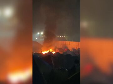 El peligroso momento en que incendian varias tiendas de campaña en el festival de Leeds