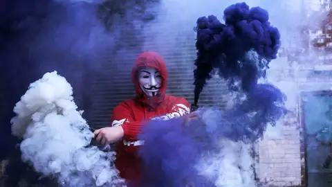 El típico hacker haciendo cosas de pirata informático El típico hacker haciendo cosas de pirata informático
