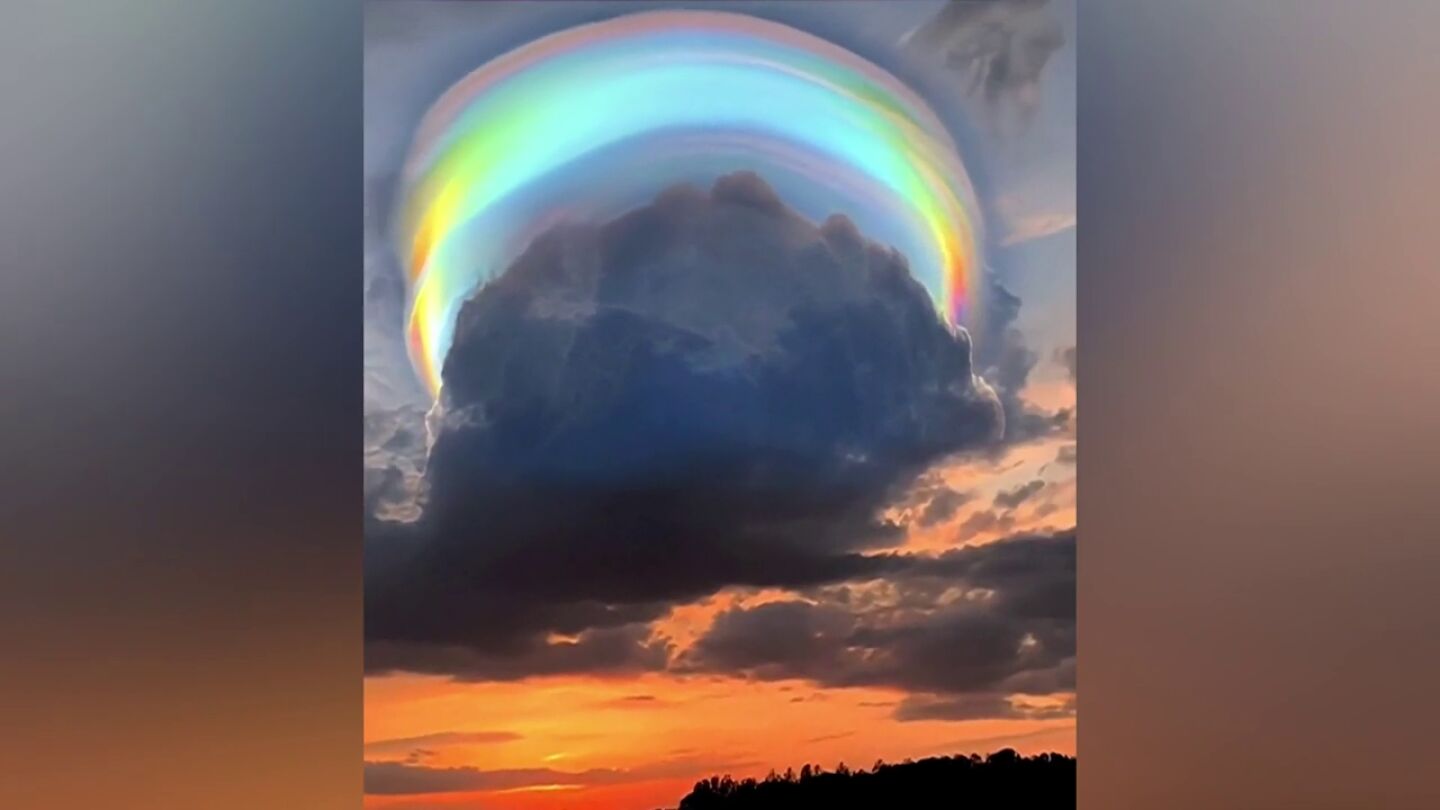 As&iacute; se vio la espectacular nube multicolor viral que apareci&oacute; en el cielo de Haikou