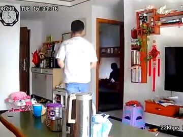 Cámara filma a un ladrón encontrándose con el dueño dentro