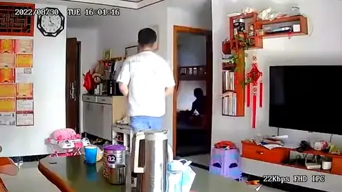 Cámara filma a un ladrón encontrándose con el dueño dentro Cámara filma a un ladrón encontrándose con el dueño dentro