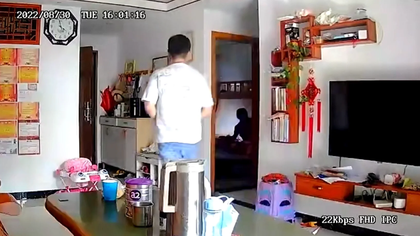 Cámara filma a un ladrón encontrándose con el dueño dentro Cámara filma a un ladrón encontrándose con el dueño dentro