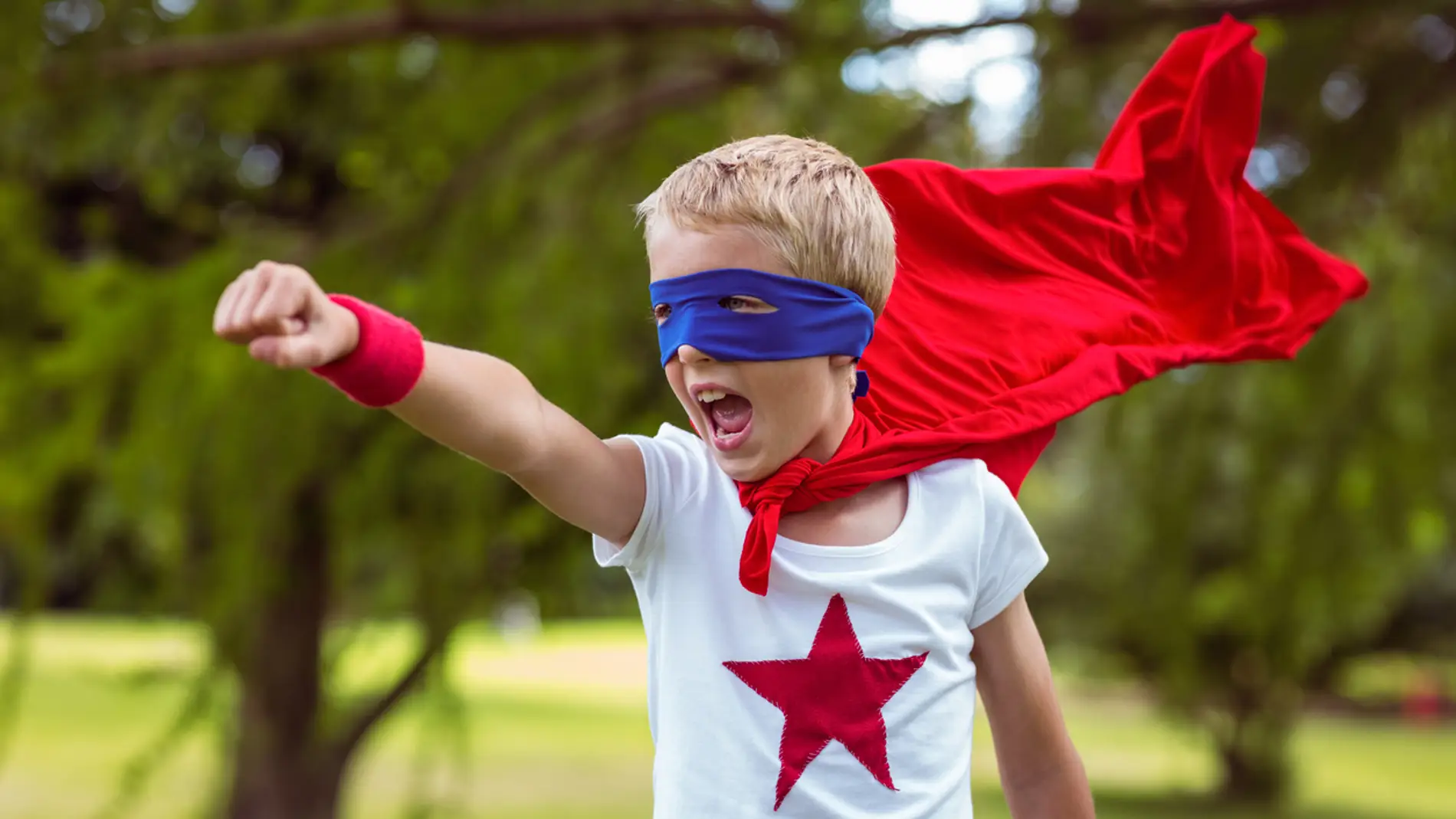 Niño disfrazado de Superman