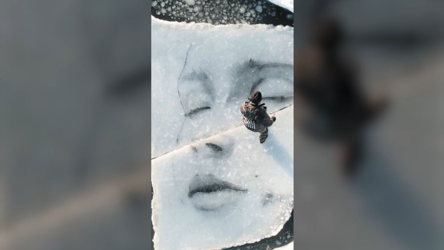 Artista crea retratos en bloques de hielo