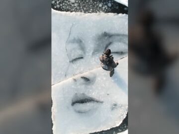 Artista crea retratos en bloques de hielo