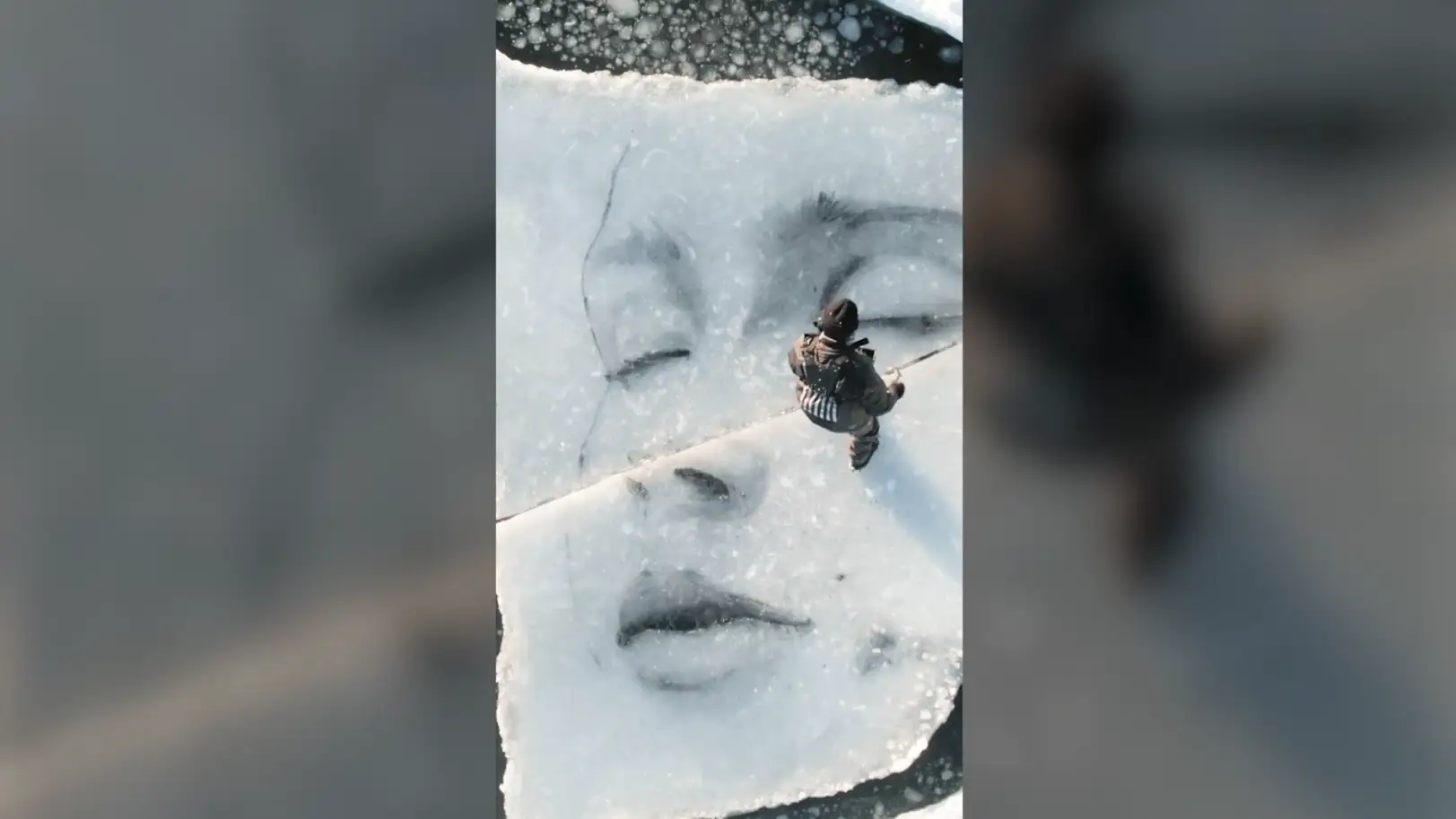 Artista crea retratos en bloques de hielo