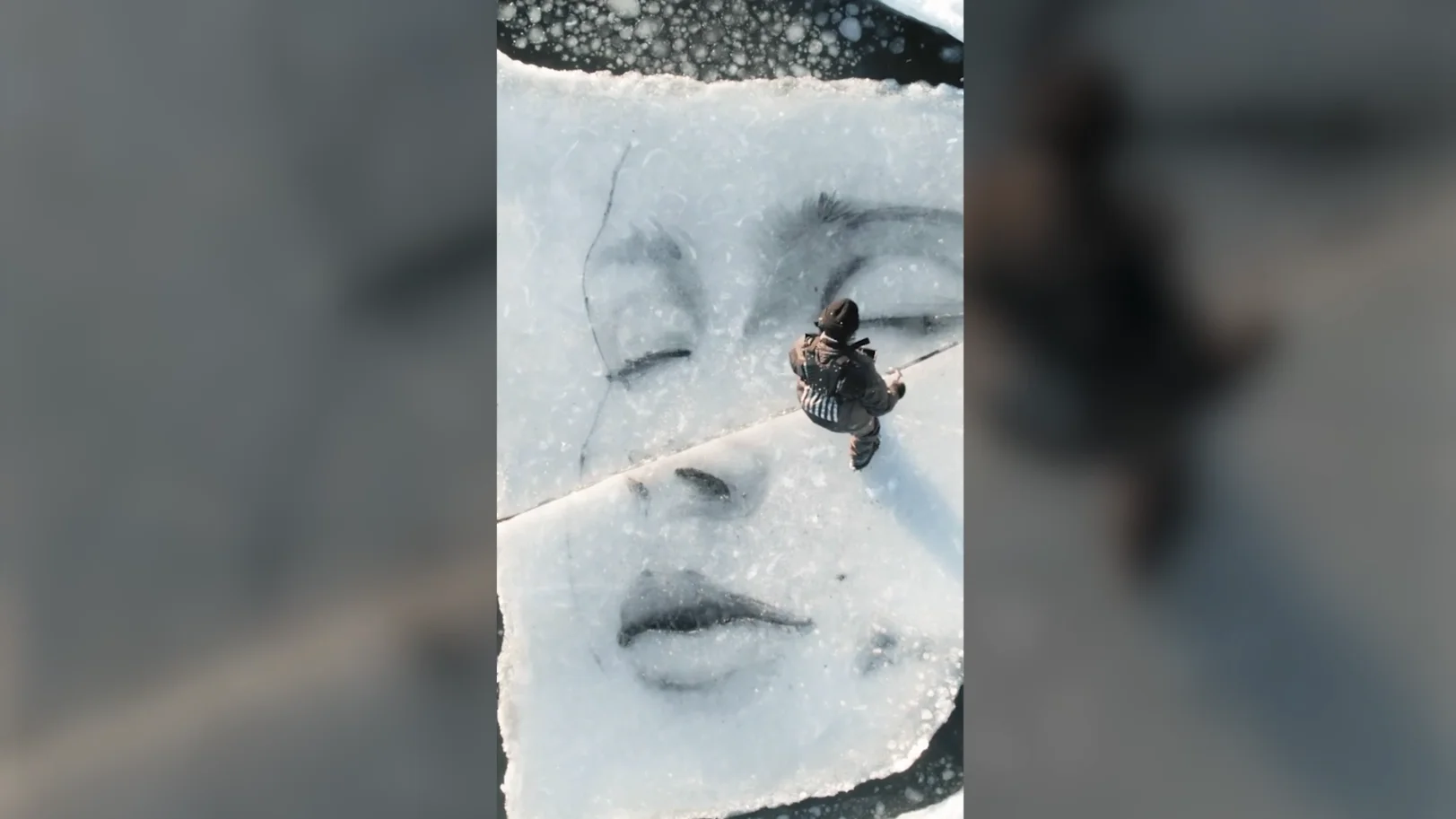 Artista crea retratos en bloques de hielo